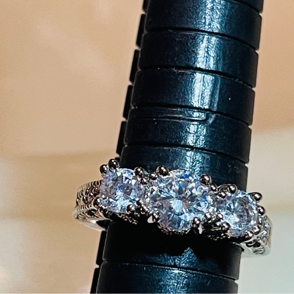 ♥️Classic 3-Stone 925 Sterling Silver Vintage Style Anniversary Ring! - Picture 9 of 16